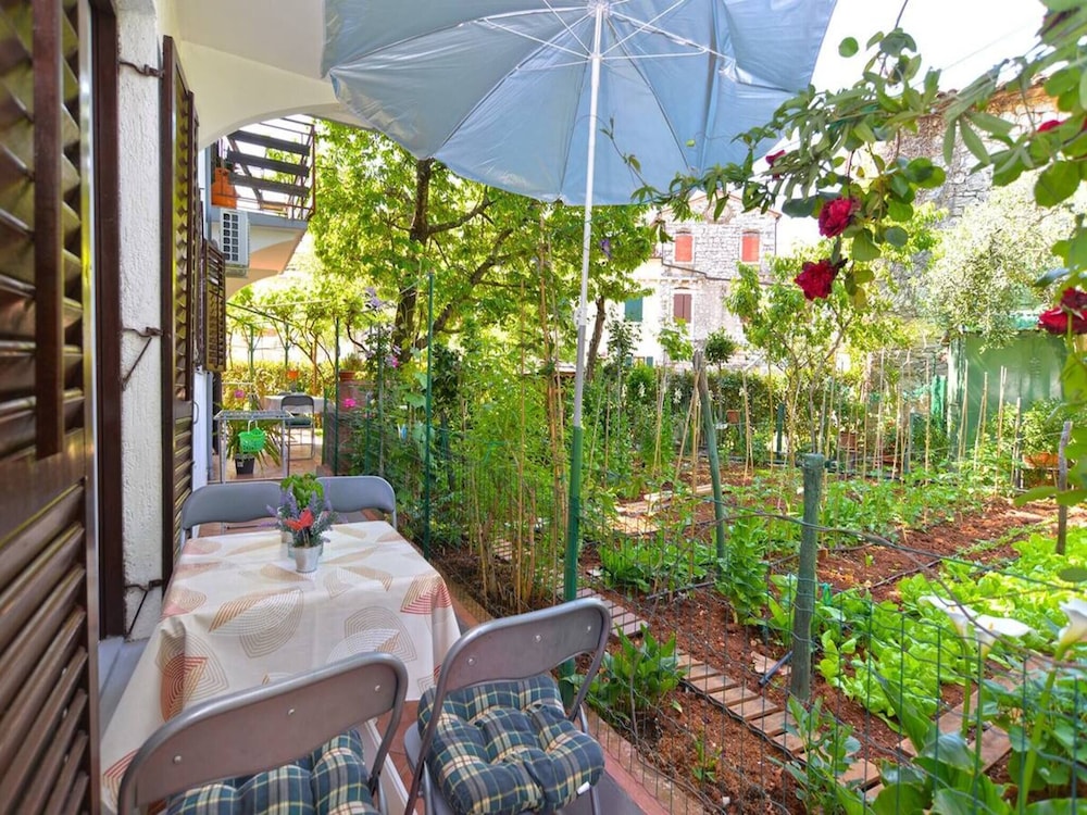Spacious Apartment With Garden