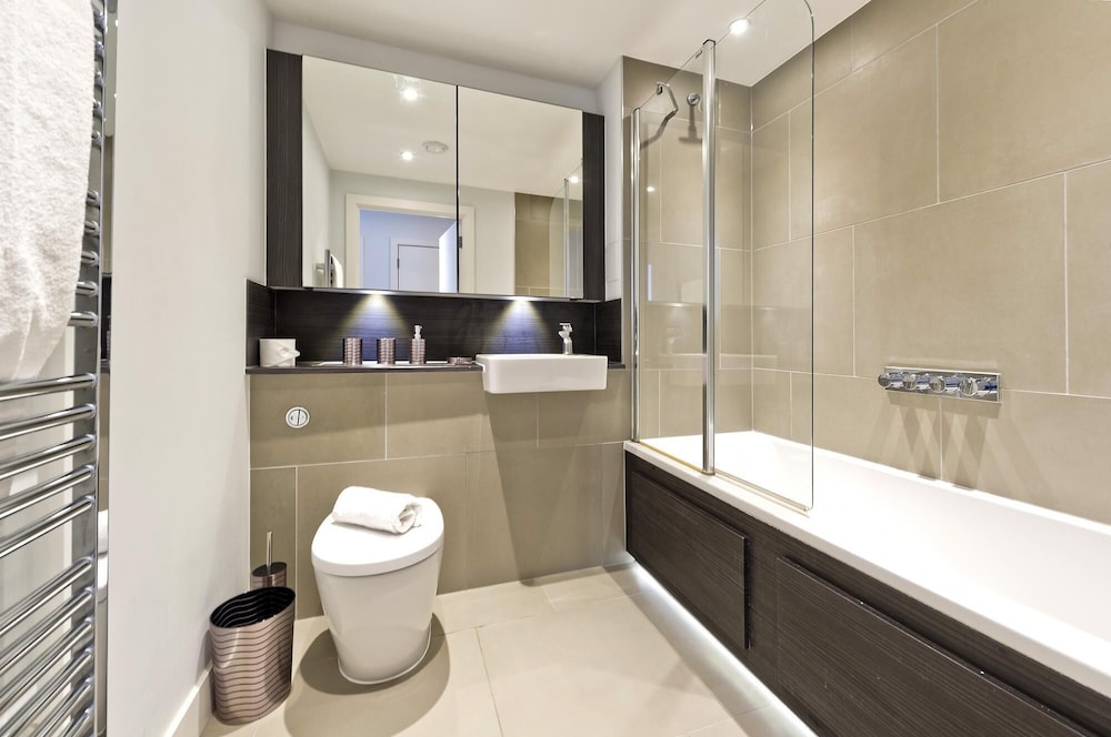 Large one Bedroom Flat With Balcony Near Waterloo by Underthedoormat