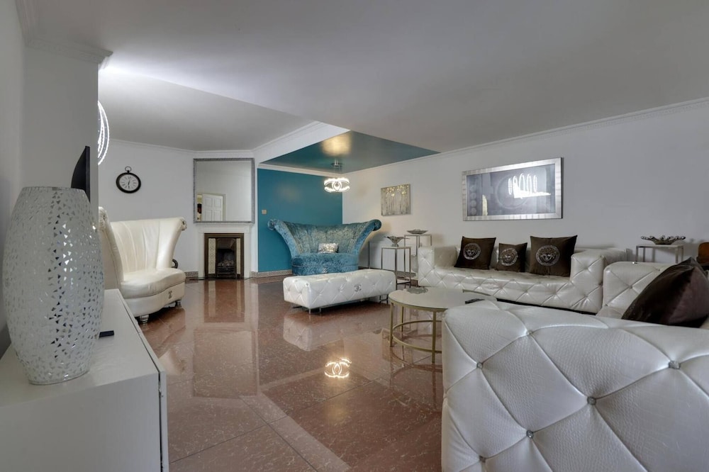 Luxurious West London Retreat With Hot Tubs & Easy Access to Central London