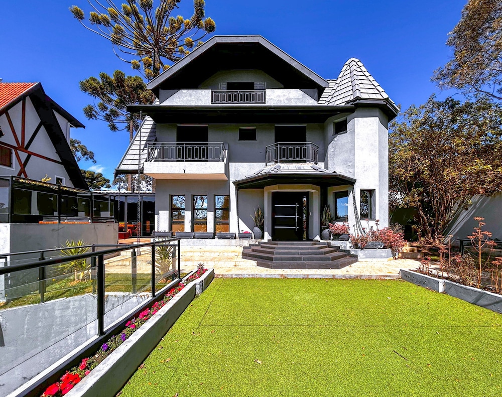 Casa com 4 Su tes Jacuzzi e Lareira Externa