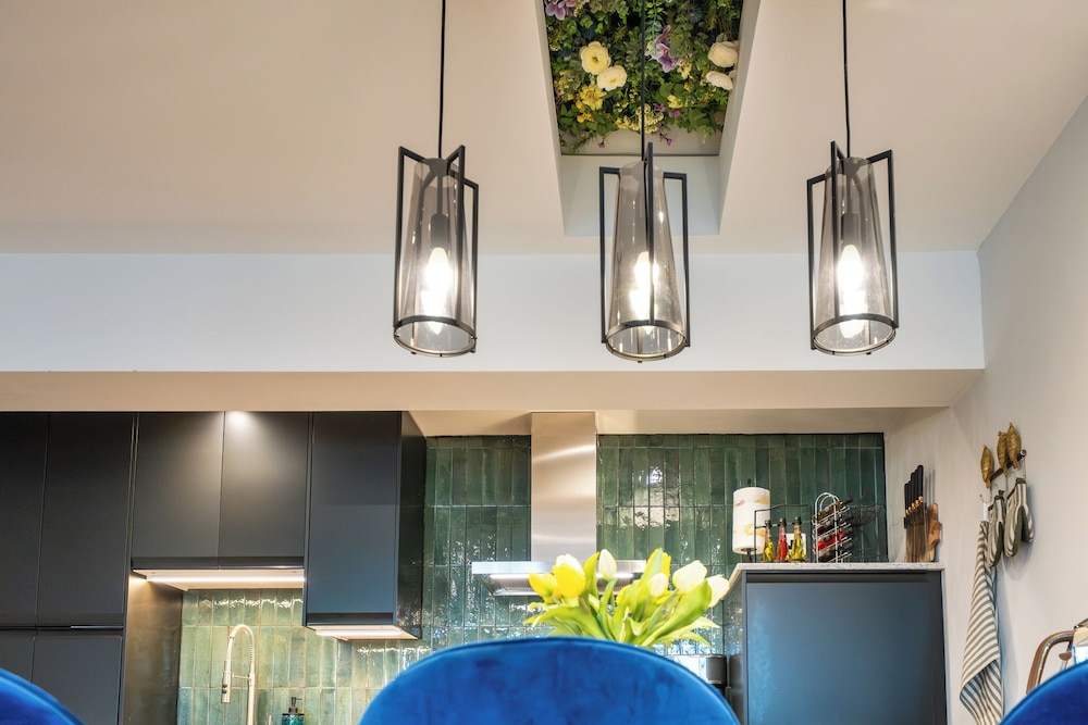 Stunning High Street Loft in Cheltenham