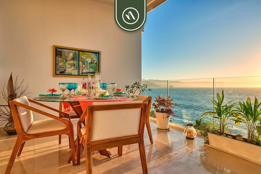 Luxurious 2 BR Condo - Oceanfront - Infinity Pools