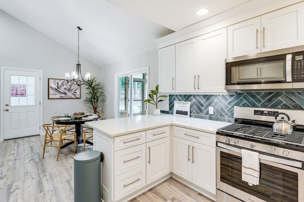 < 2 Mi to Dtwn Alpharetta: Home w/ Screened Porch!