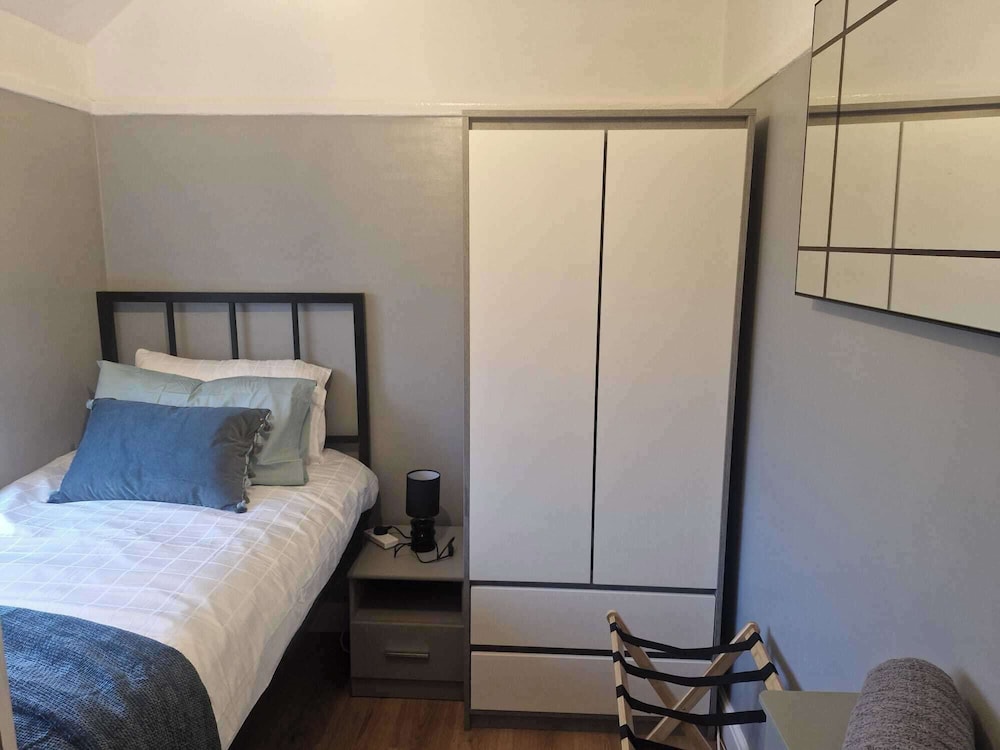 Sleeps 5 - Free Parking - Near Airport & City