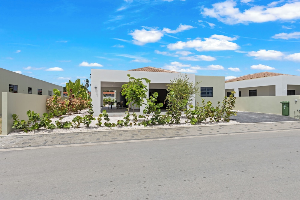 Villa Jasmijn with private pool, at Mambo Beach