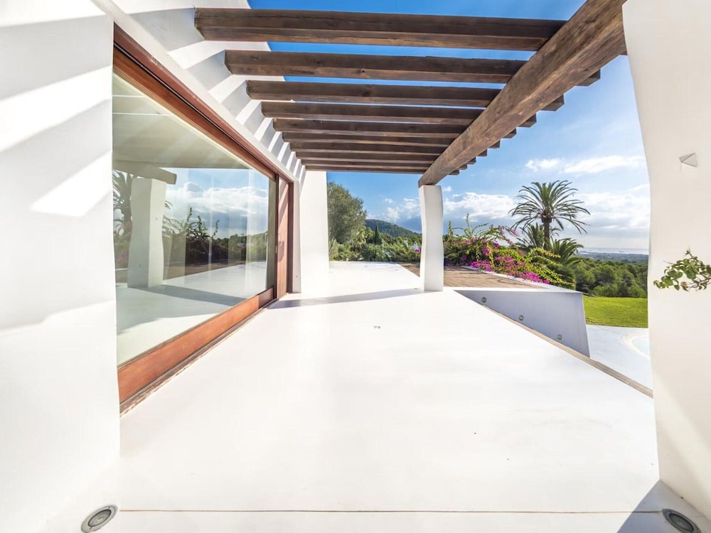 Magnificent Villa With Infinity Pool