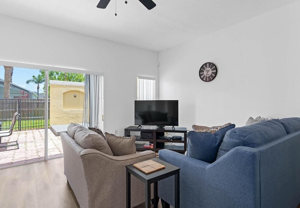 Amazing 3BR 2BA Townhome With Lake View at Terra Verde!