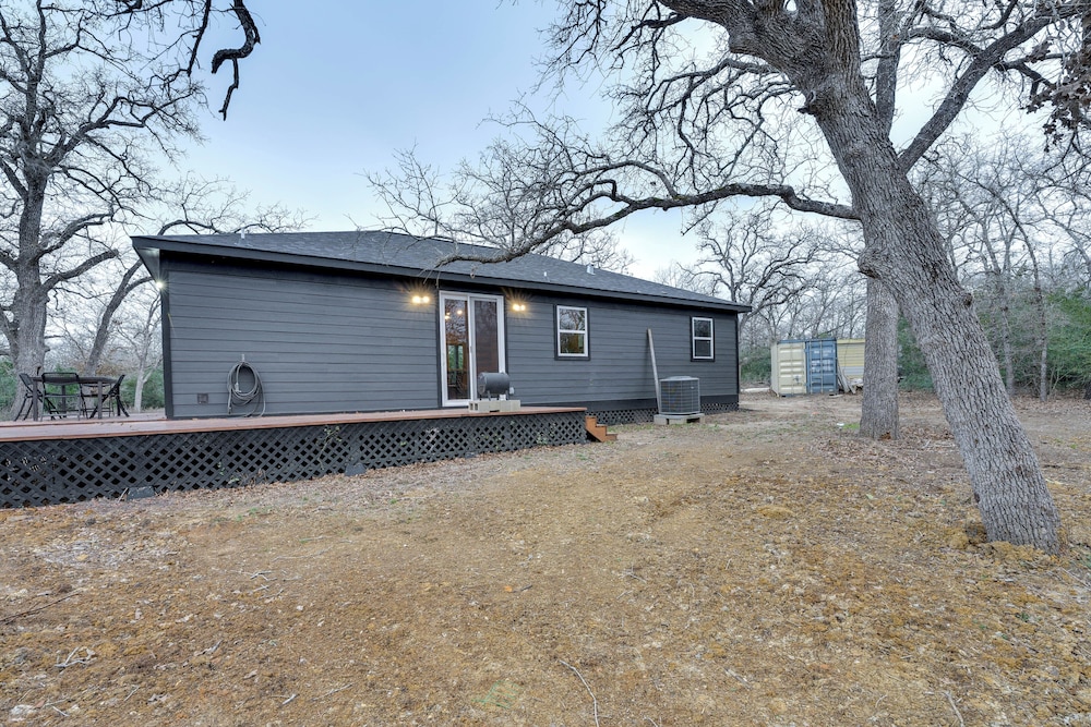 Private Deck & Forest Setting: Waelder Cabin!