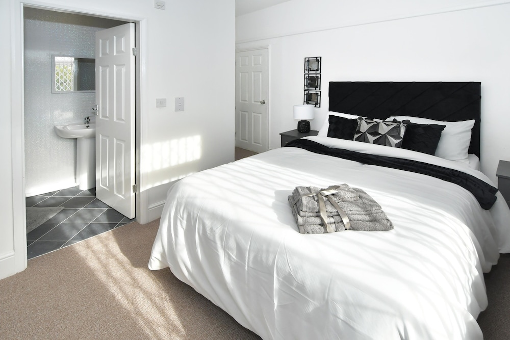 Beautiful 3-bed House by Ministays Stoke-on-trent view 4