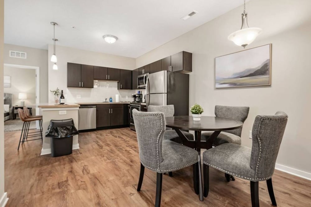 Pet-friendly 2BR On 1st Floor Parking W D
