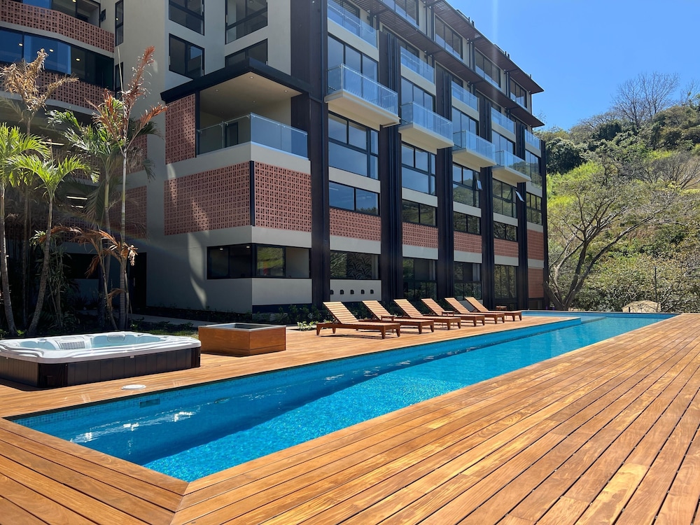 BEE Suites San José - Santa Ana