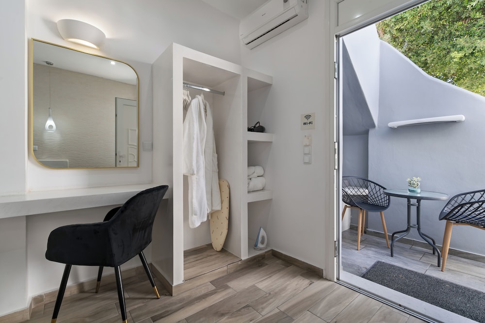 Oasis Suites Fira