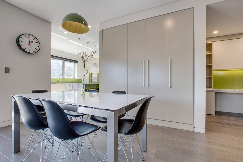 Spacious 2-bed Apartment Close to City
