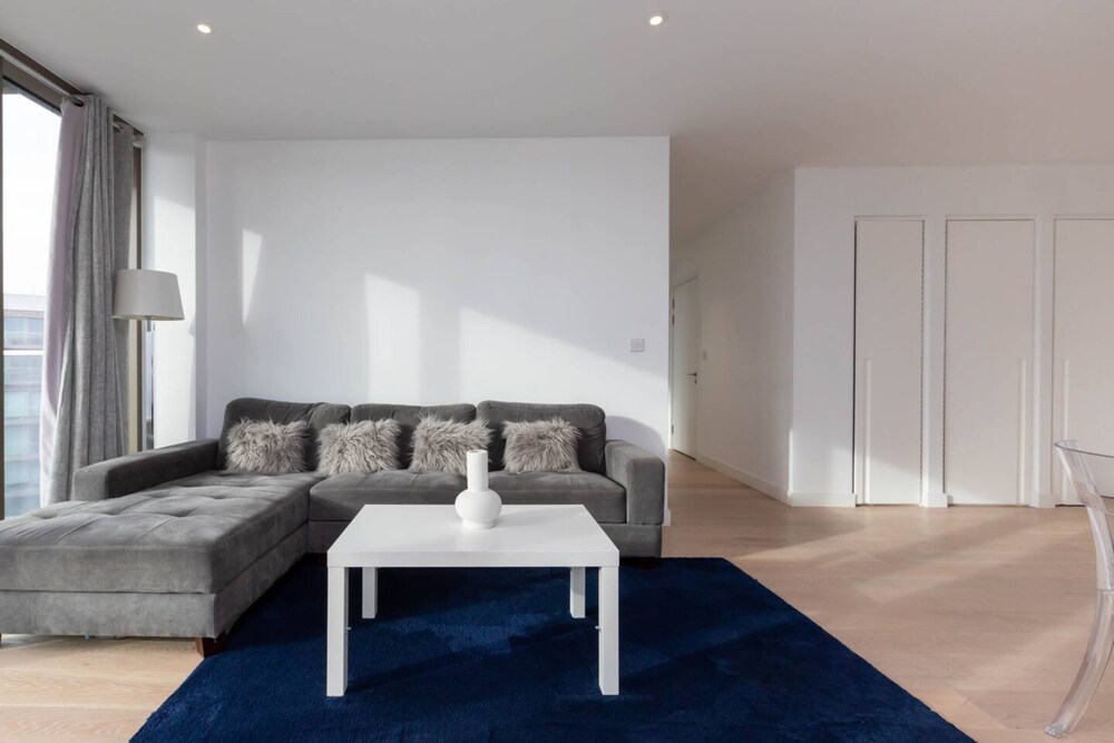 Bright and Modern 2 Bedroom Flat in Royal Wharf