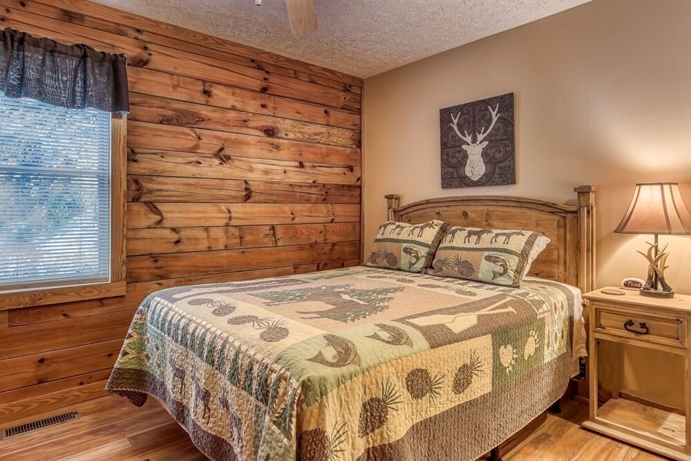 Er13 - Moose Manor Great Location - Close To Town! 3 Bedroom Cabin by RedAwning view 3