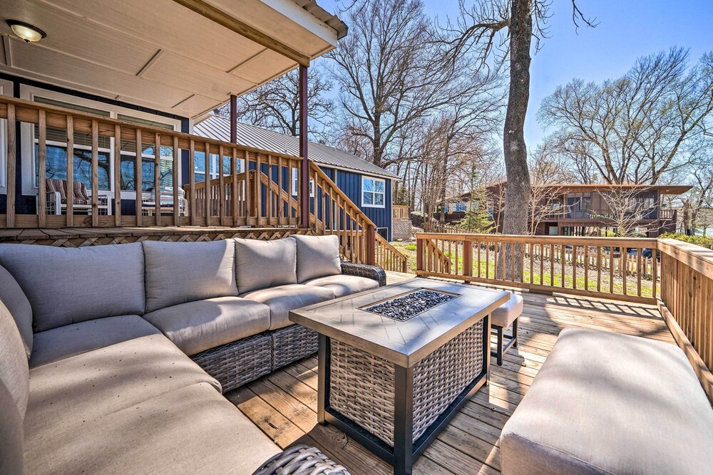 Lakefront Fort Towson Home: Private Dock & 3 Decks view 3