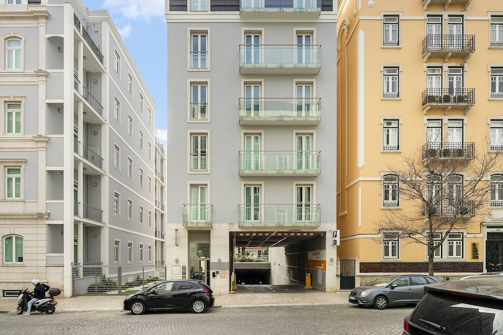 Urban Retreat: Downtown Luxury, Parking, Ac & Elevator