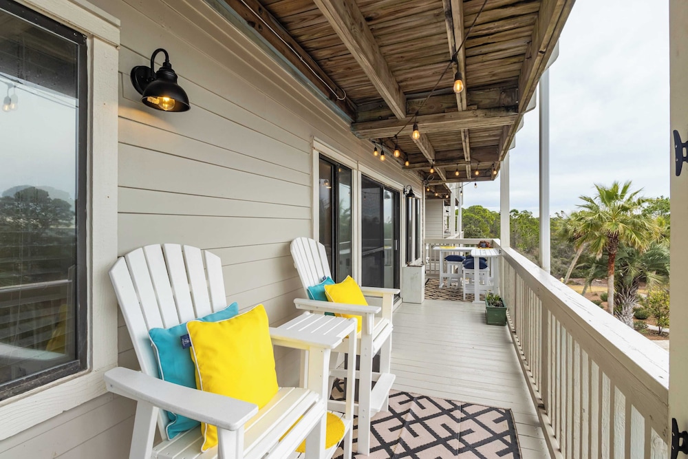 2 Condos, Steps to the Beach Pool+hot Tub, Balcony Lounge Triton & Sea Haven