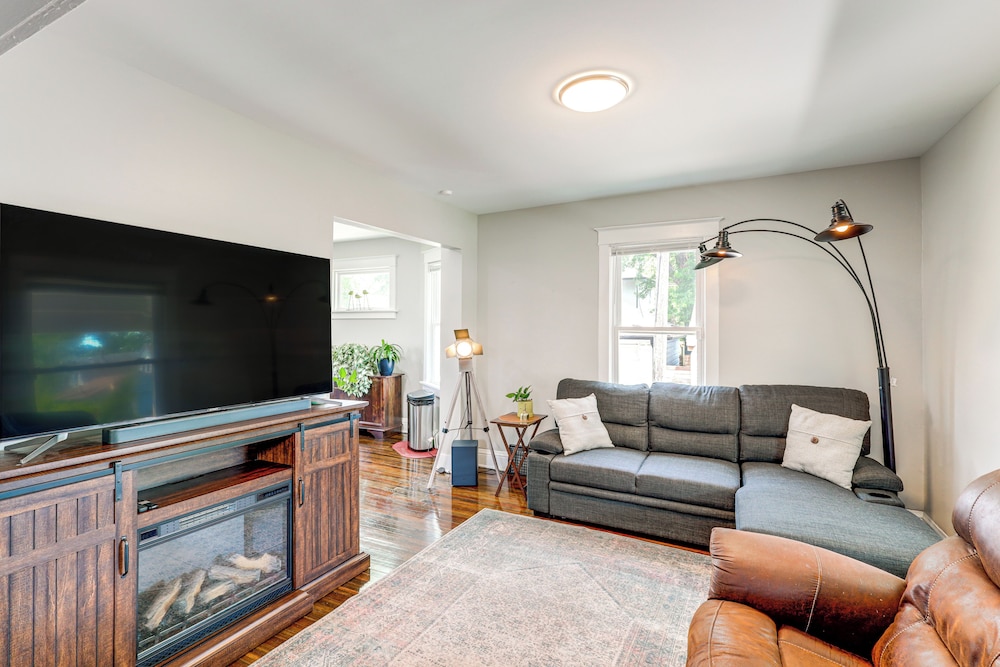 4 Mi to Dtwn Omaha: Spacious Home w/ Fenced Yard!