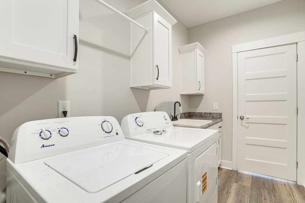 5 Mi to Lake Anna State Park: Modern Family Home!