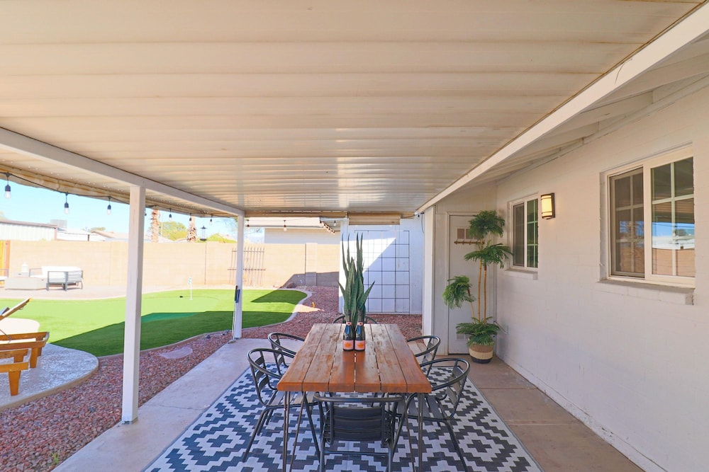 Karen in Phoenix With 4 Bedrooms and 2 Bathrooms