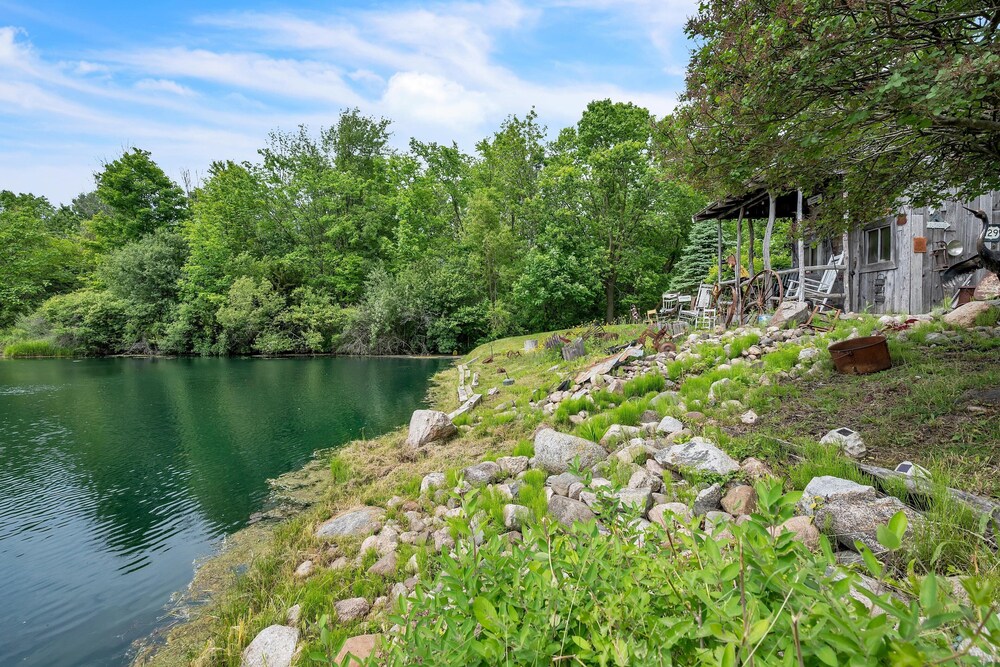 Lakeside Retreat With Hot Tub & Game Room 3 Bedroom Home
