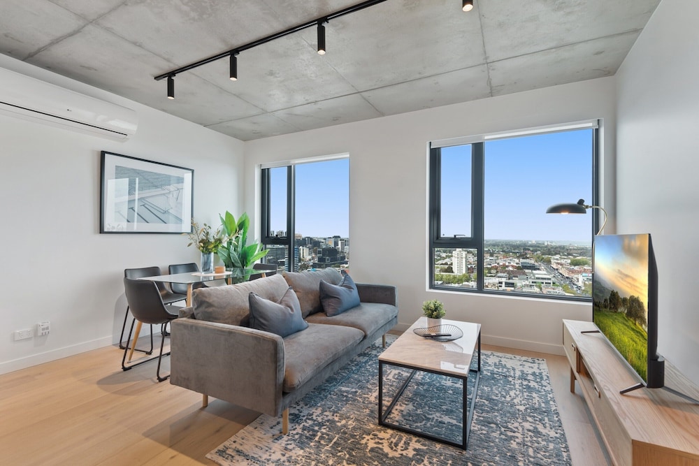 Sophisticated 2-bed With Bay Views & Amenities