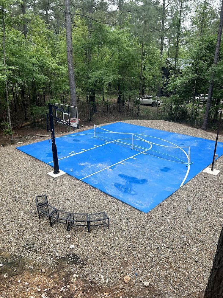 Massive Hochatown Lodge w spa Basketball More