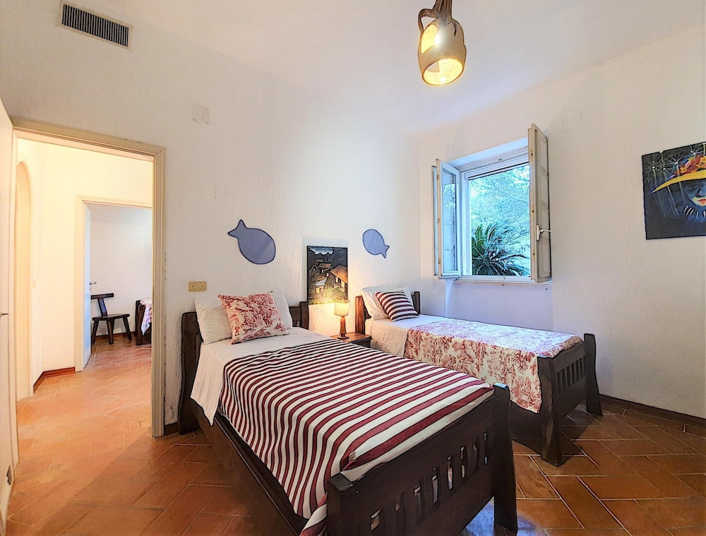 Cst002d in Castro With 5 Bedrooms and 4 Bathrooms view 3