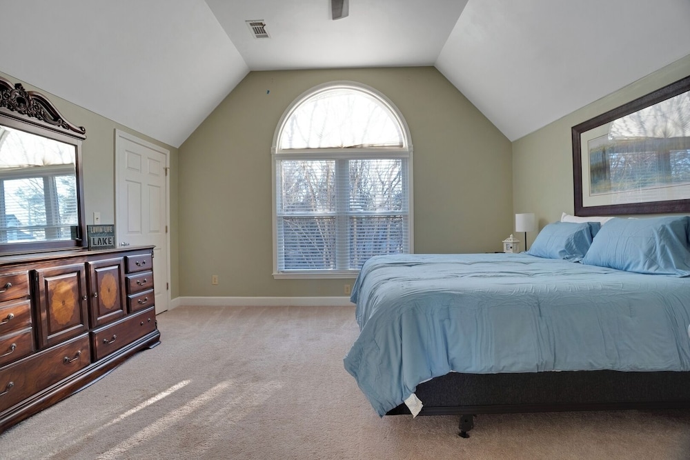 Luxury Lakefront 4br: Jacuzzi, Game Room & Wi-fi