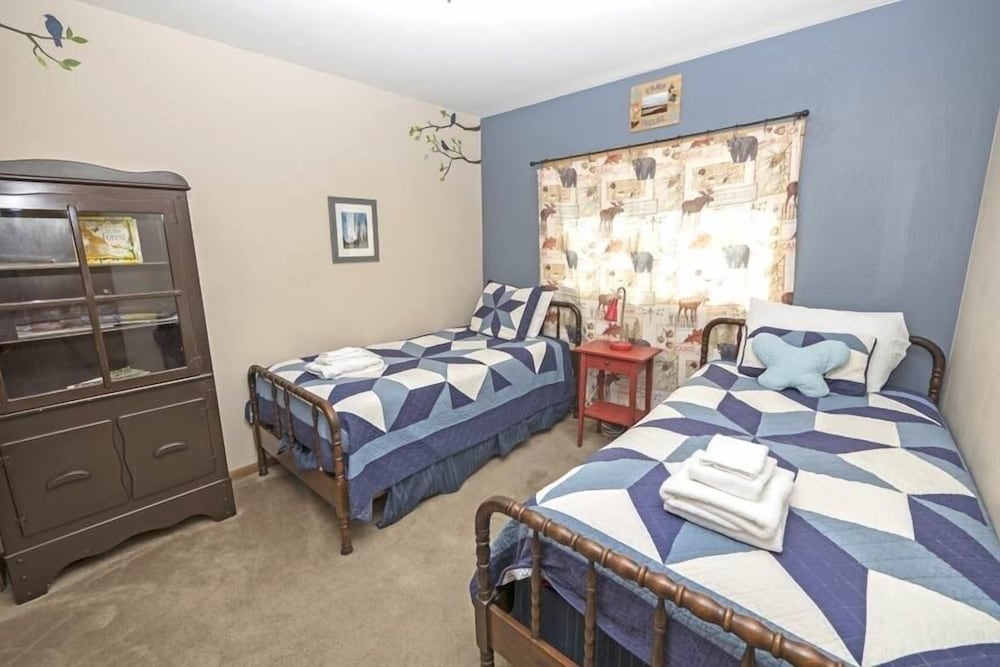 1712 Venice Drive 4 Bedroom Home by RedAwning