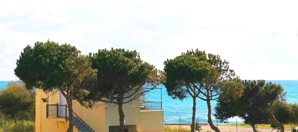 Romanos Beach Villas