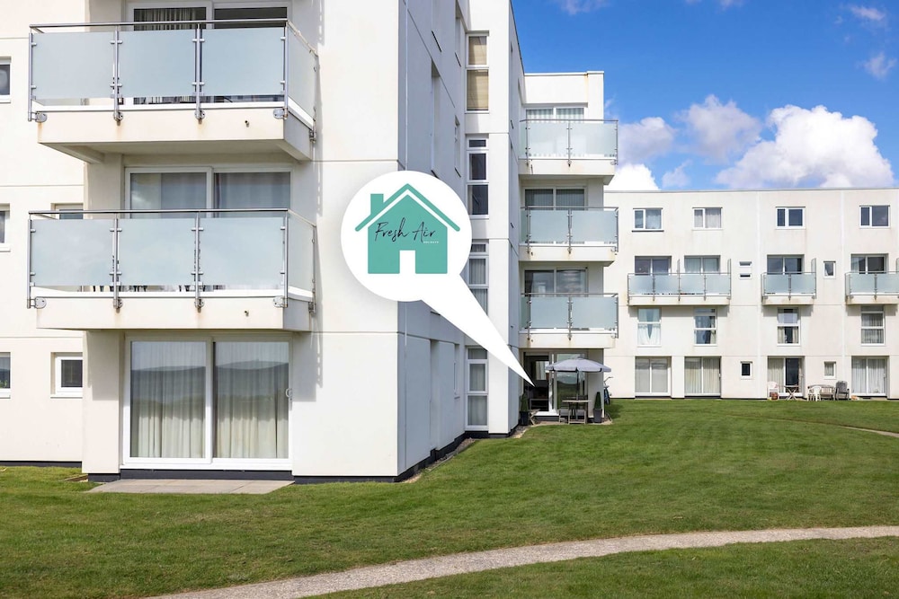 Stylish Ground Floor Apartment With Sea Views