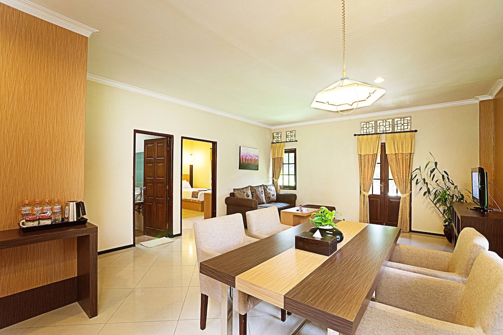 Royal Hotel and Villa Batu
