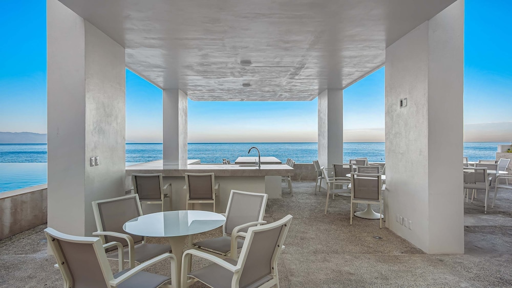 Gorgeous 1BR Condo With Pools Sea Views