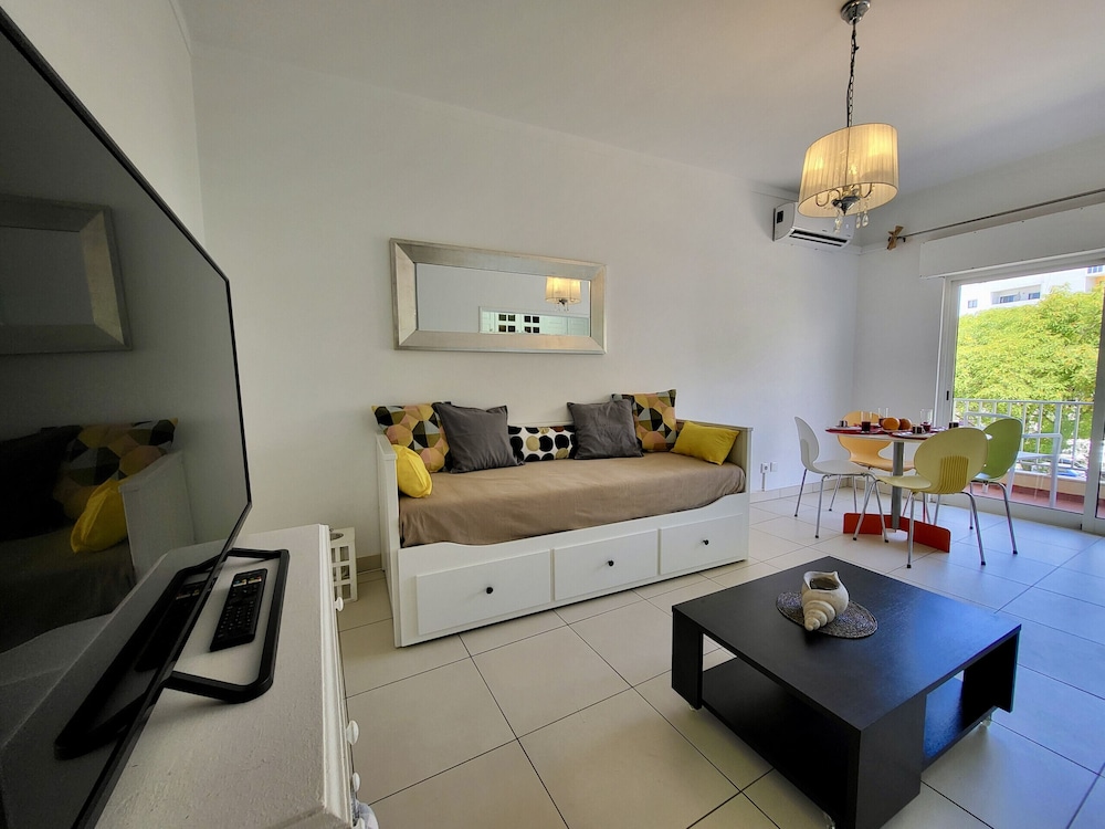 Quarteira Central 2 by Homing