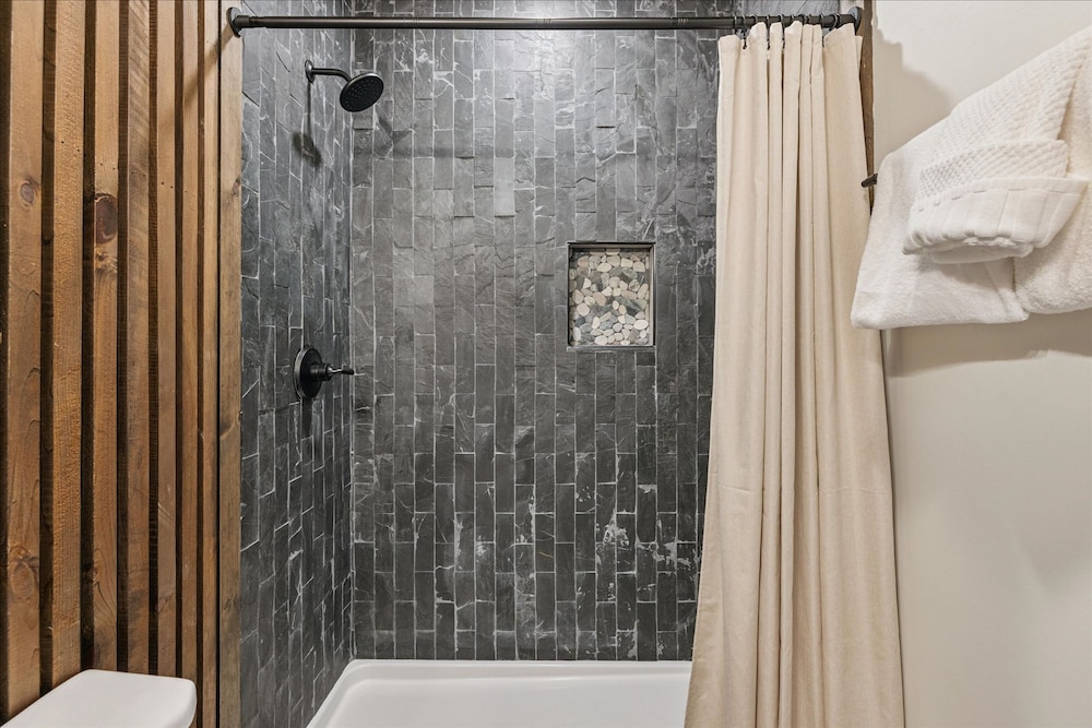Gorgeous Brand-new Home w Pool Game Room Hot Tub