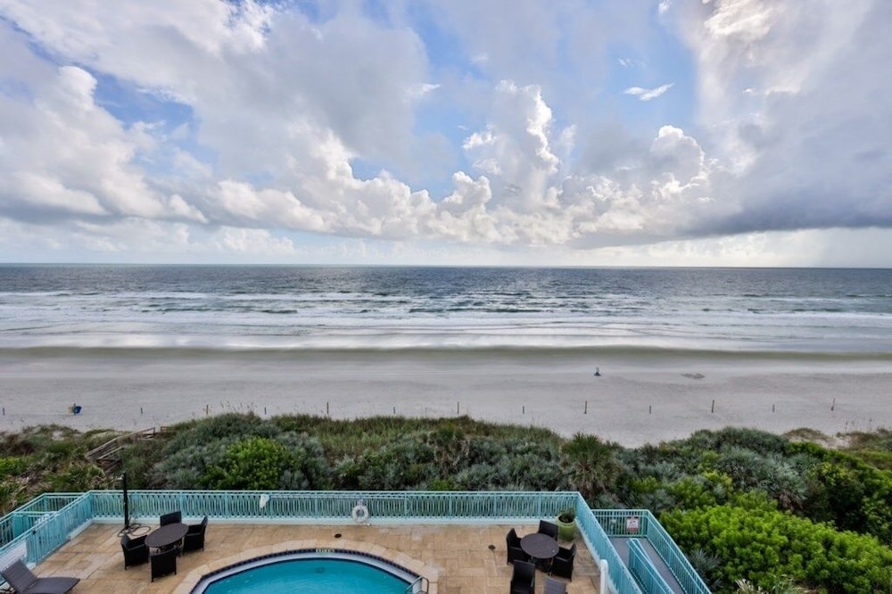 Oceanfront Condo With Beautiful Views 2 Bedroom Condo