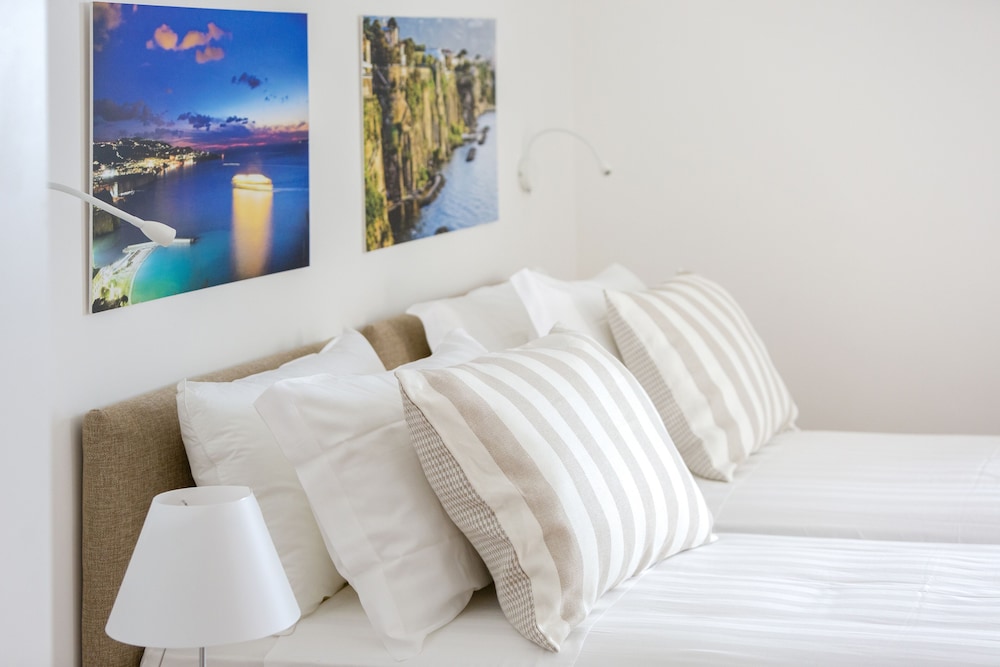 Deluxe Home in Sorrento Old Town with Balconies view 3