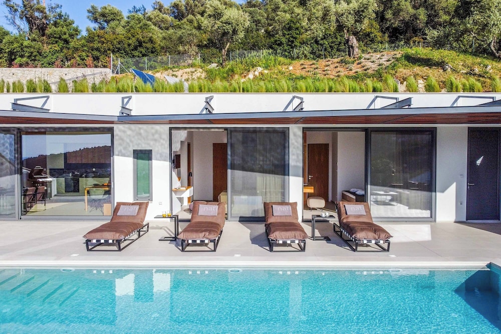 Villa Beyond the Horizon