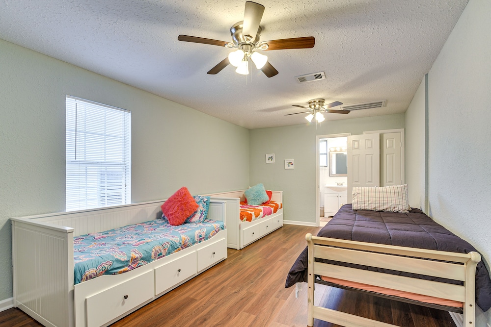 Convenient Galveston Home < 1 Mi to Beach!