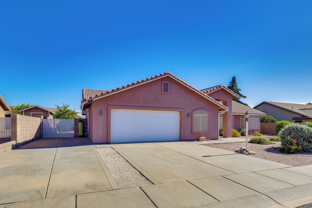Kingman Family Home: Yard, Grill & Room to Relax!