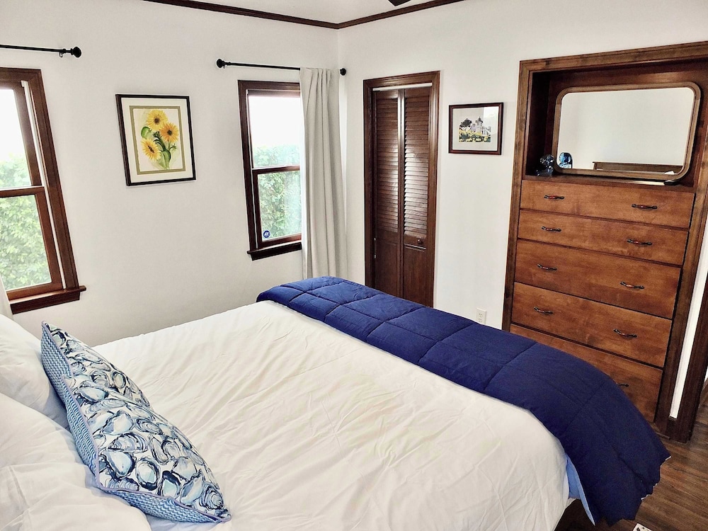 Belmont Shore Coastal Cottage - Cozy Home for 6 - 2 Blocks to Beach