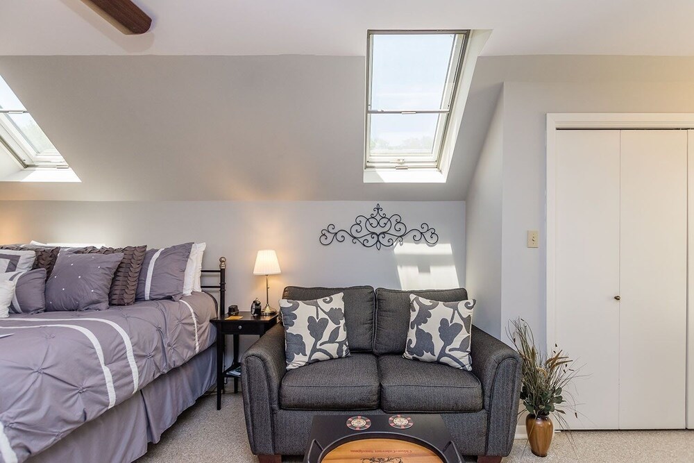 Gastehaus Royal Oaks Studio Bedroom Apts by Redawning view 3