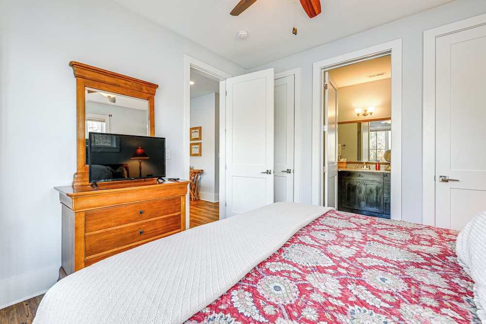 Direct Lake Access & Fire Pit: Tuckasegee Cottage!