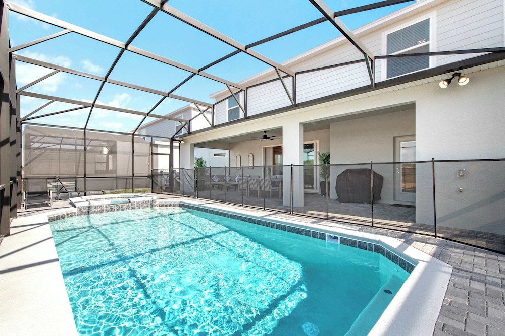 Bright & Spacious 7BR Pool Villa w/ Game Loft New Windsor Cay Resort Near Disney