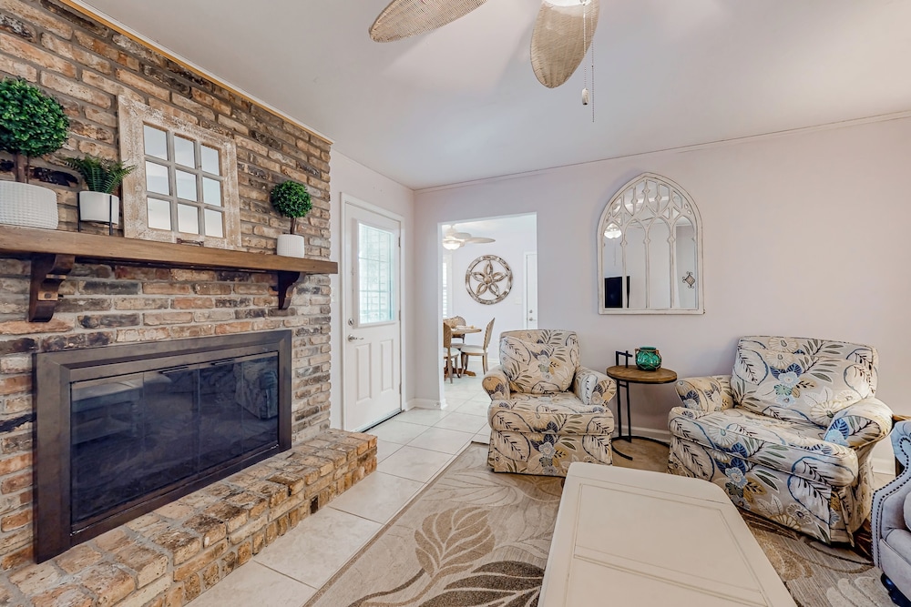 3BR Next to Park w/ Large Yard, AC & W & D
