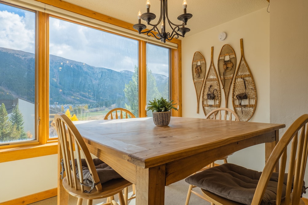 Comfortable Cozy Condo - Short Walk to American Eagle Lift - SH402 by RedAwning