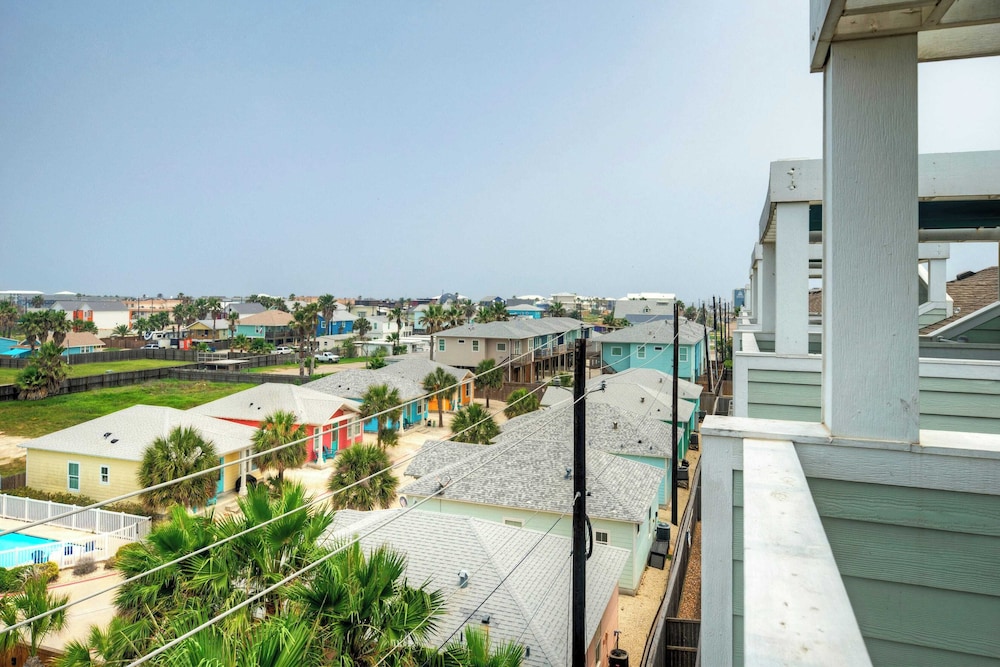 Saltwater Pool, Rooftop Deck w/ View, Near Beach The Blue Crab by Avantstay