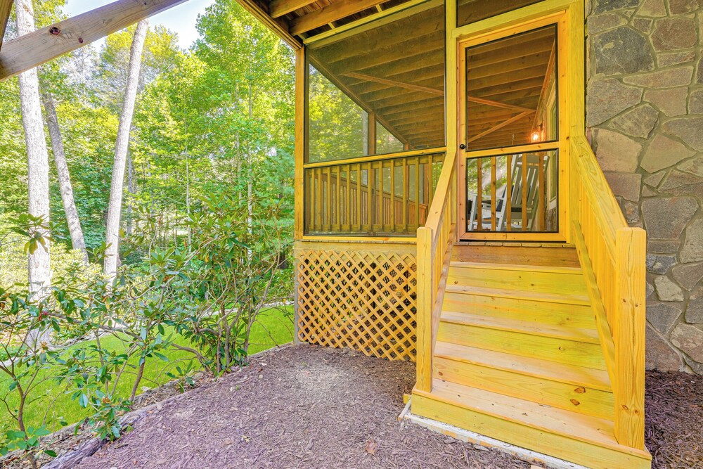 Cashiers Cottage w/ Screened Porch & Trail Access!
